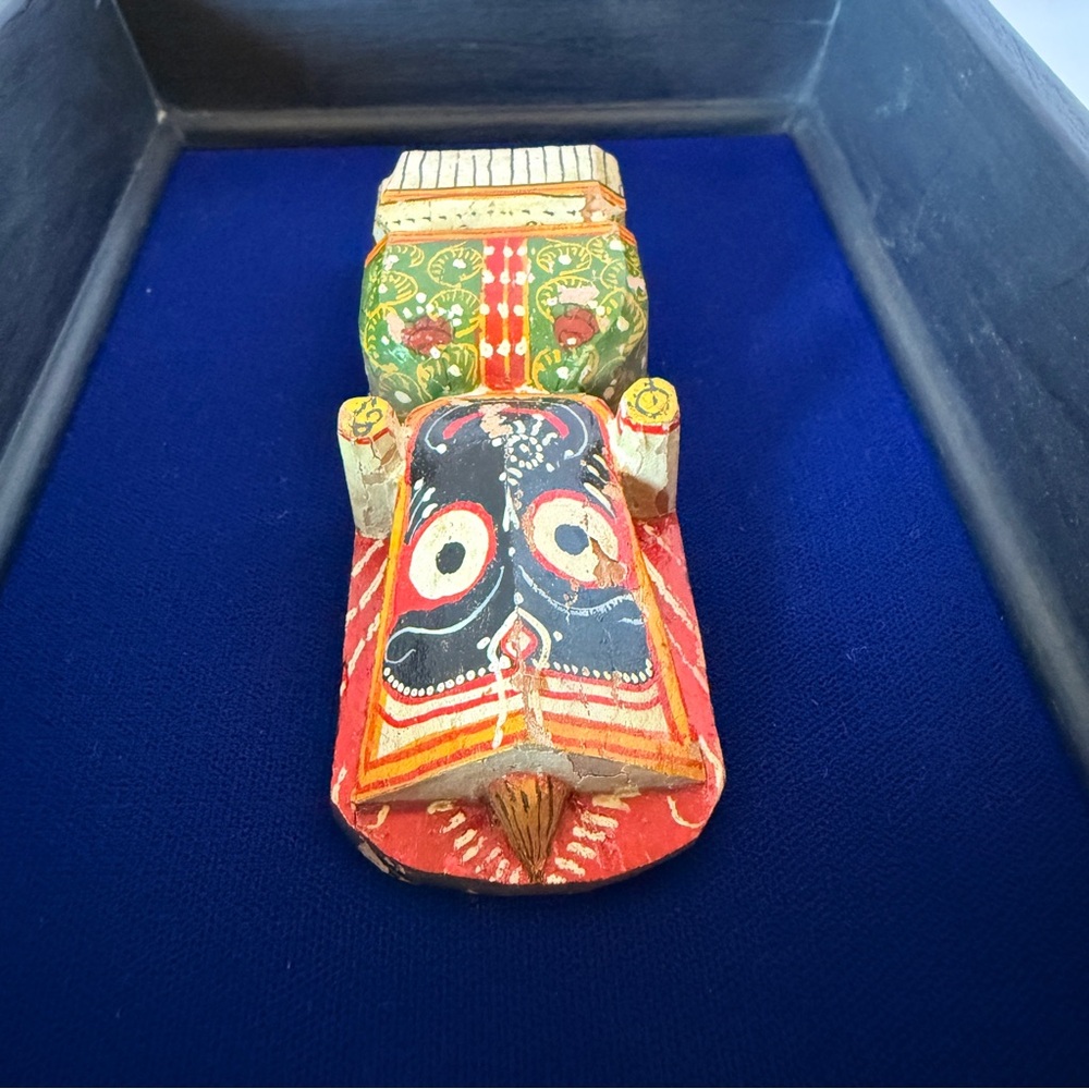 Vintage Framed Hand-Carved Jagannath Wooden Figurine from India Blue Velvet - Picture 8 of 15